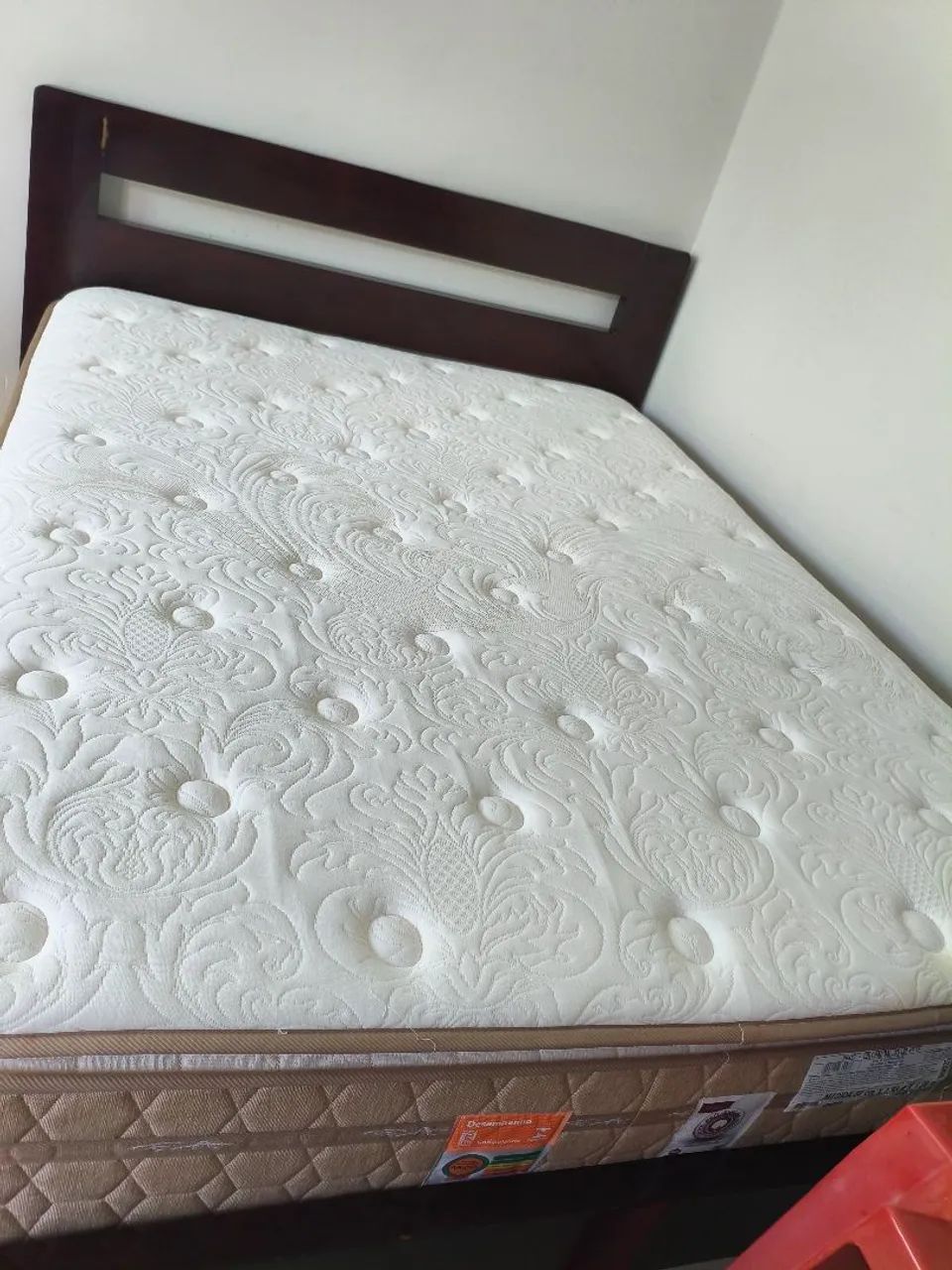 Vendo cama de casal de madeira com colchão 
