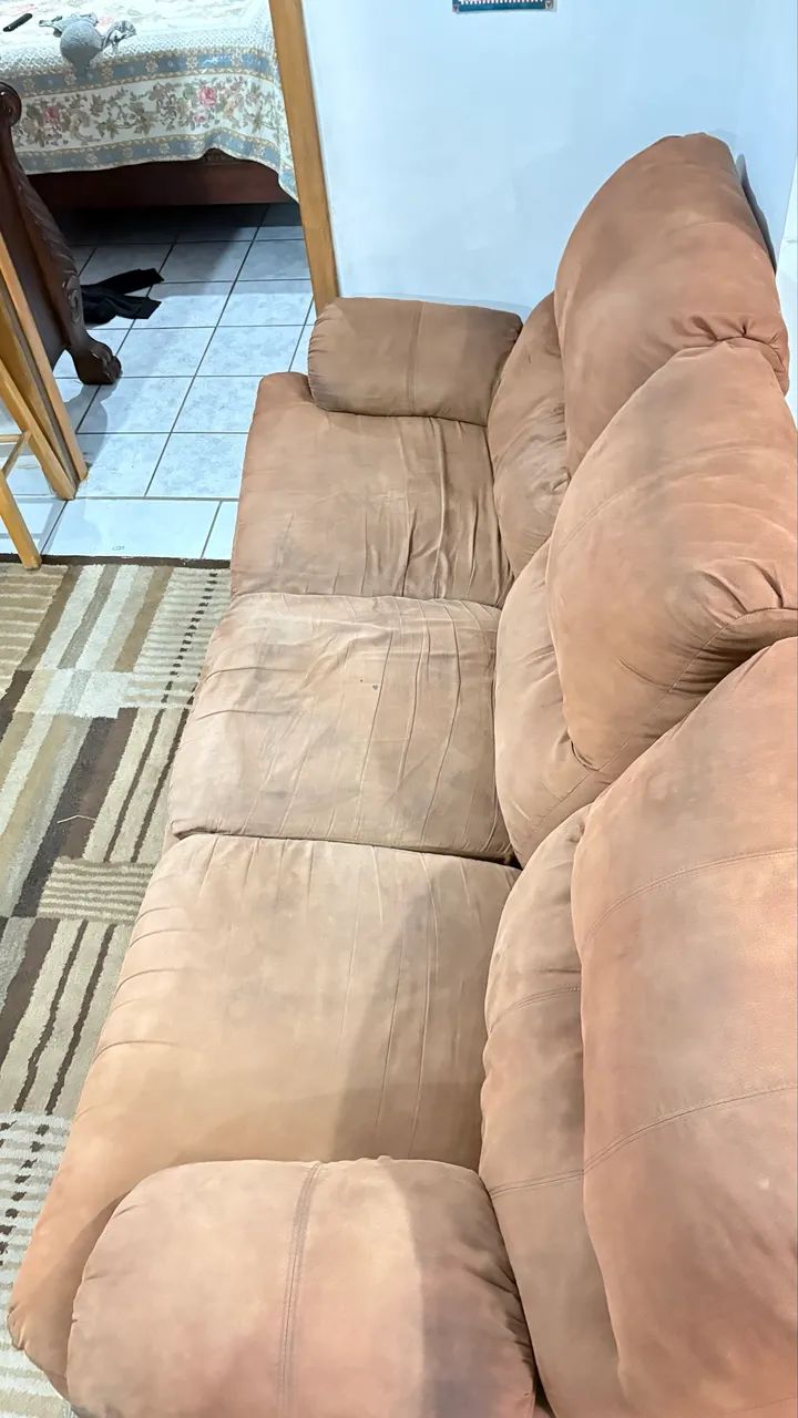 Sofá 3 lugares,  produto importado, retrátil em bom estado de conservação. - Foto 2