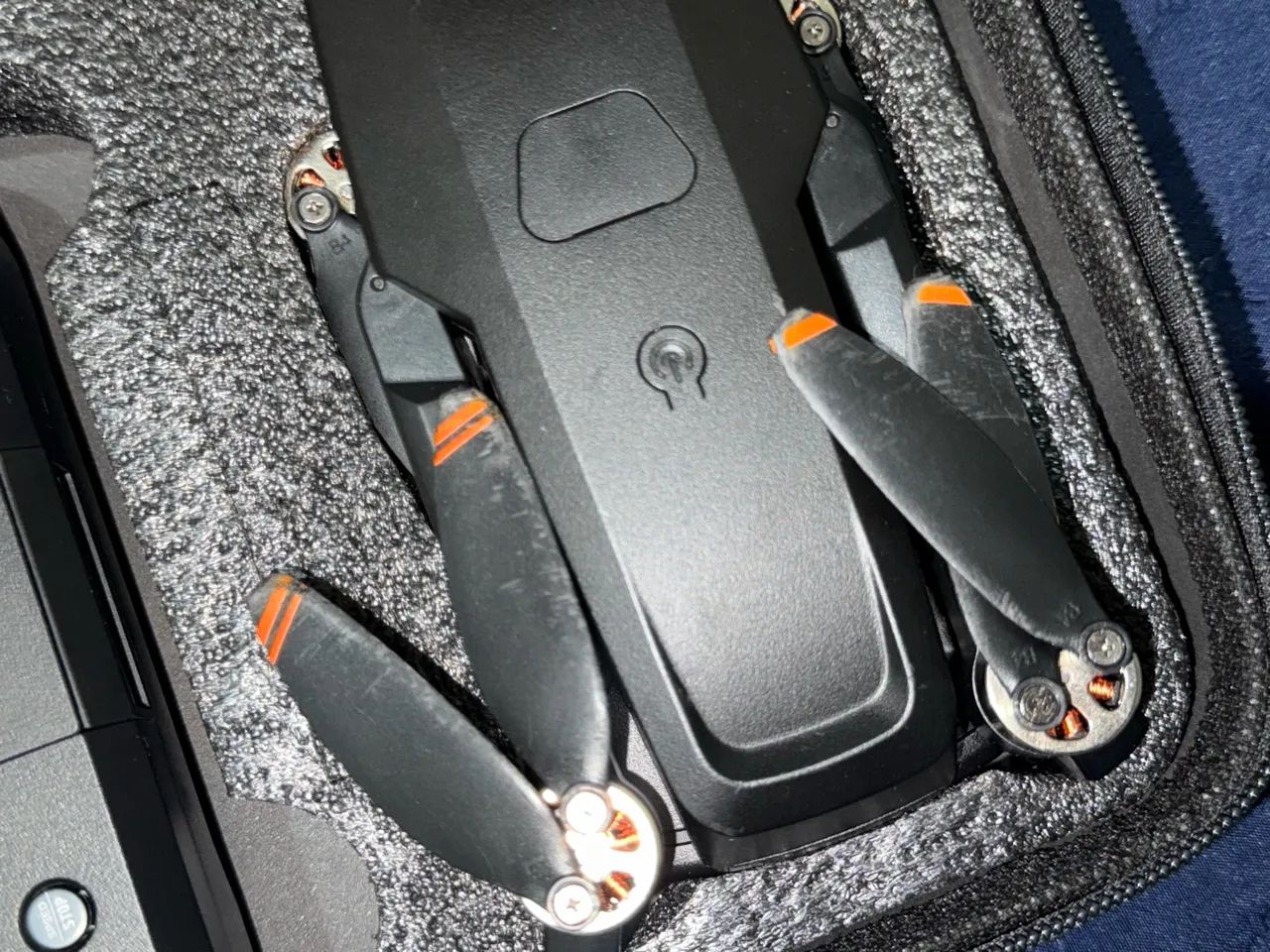Drone L106 dobrável com controle, maleta e hélices extras - Foto 3