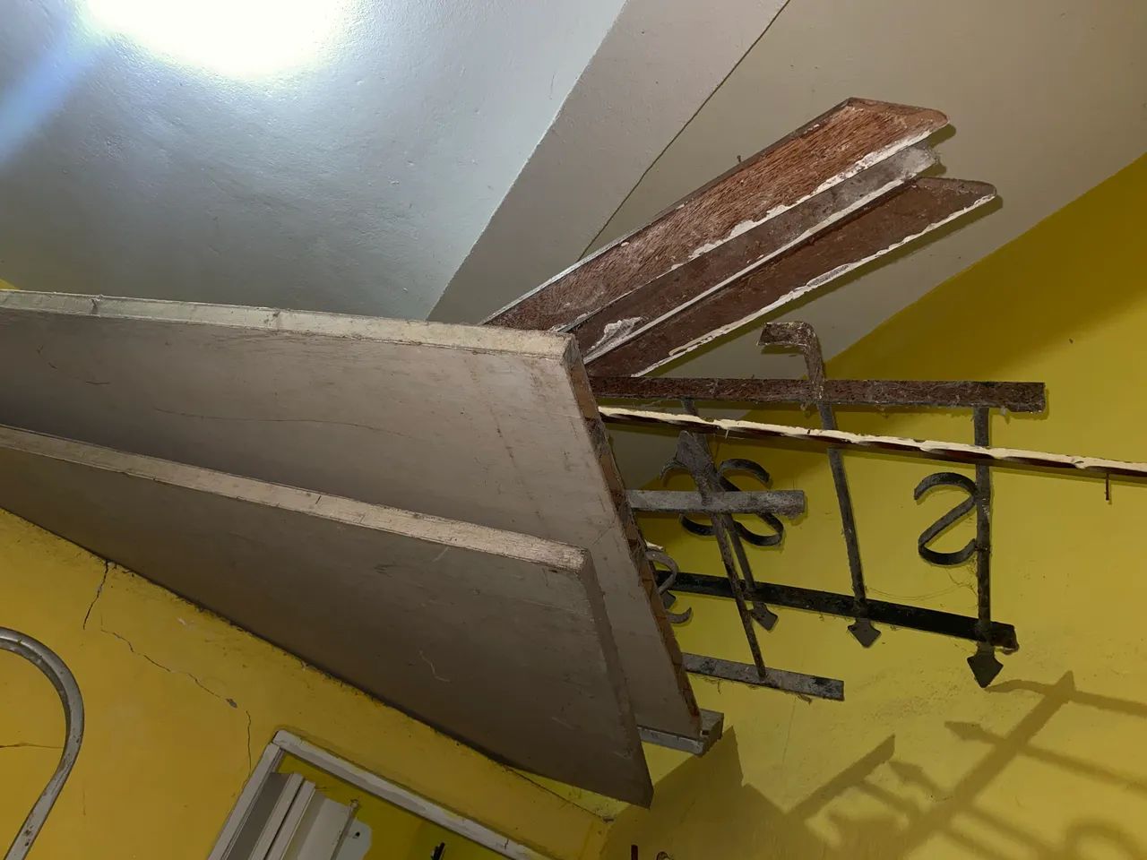 Prateleiras, expositor, portas e grade de ferro.  - Foto 4