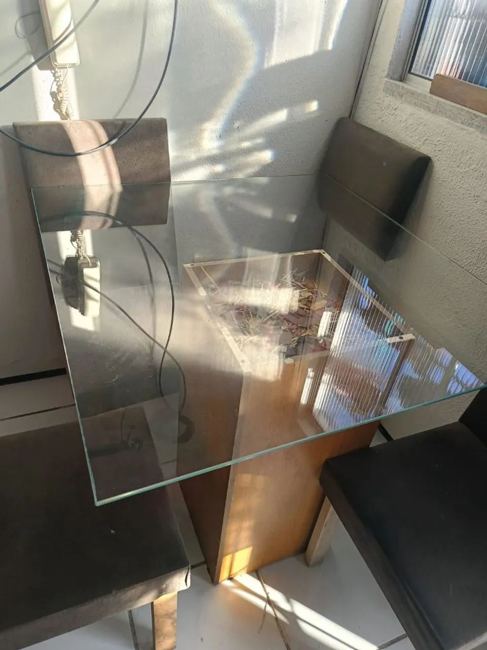 Mesa de vidro com cadeira de madeira  - Foto 3