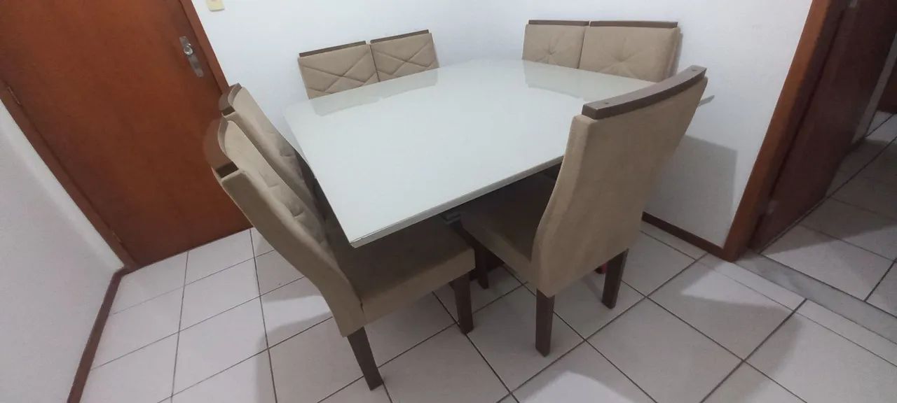 Mesa de madeira com vidro de 8 cadeiras - Foto 2
