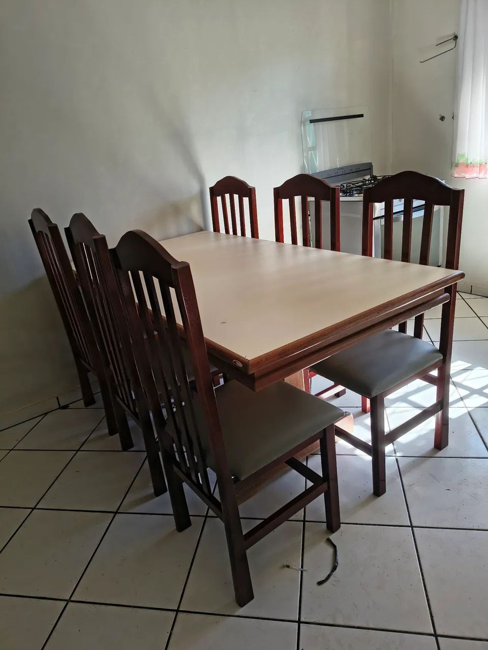 Vendo mesa e cadeiras. - Foto 3
