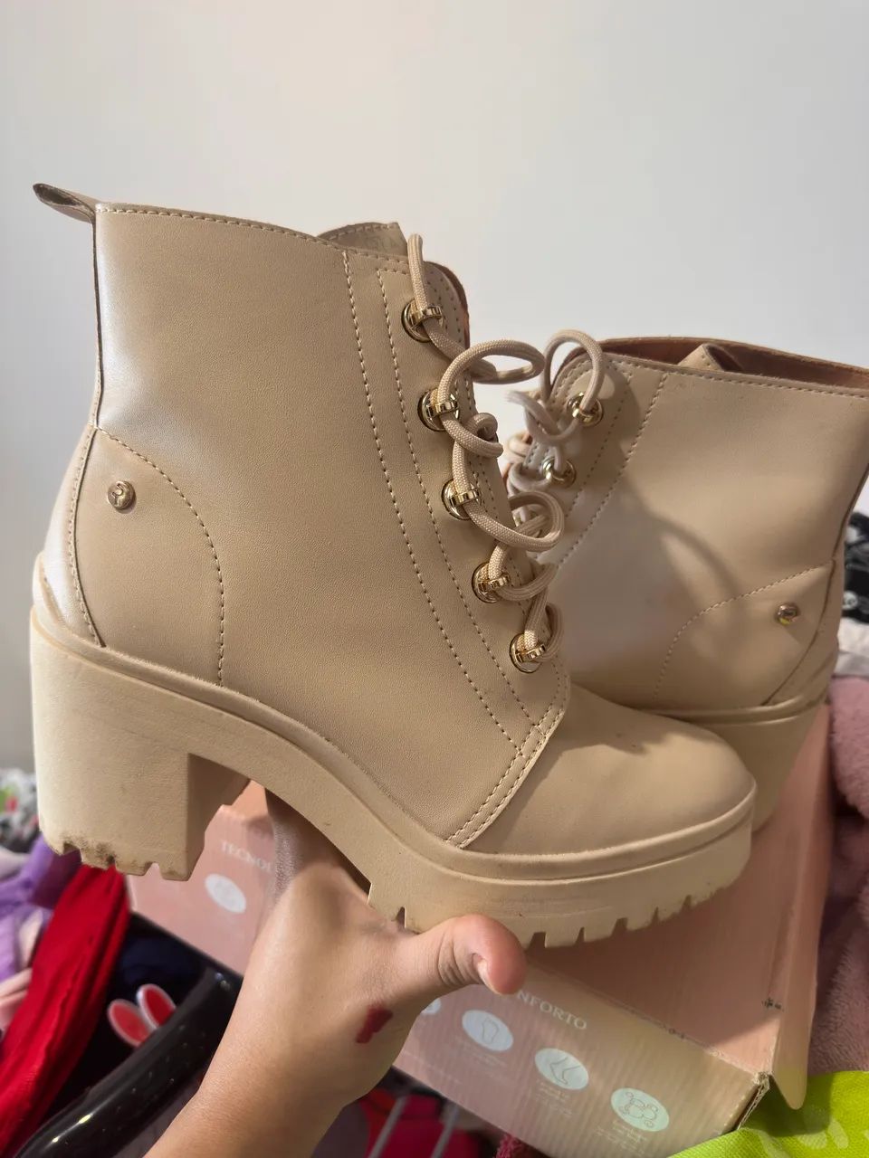 Bota e sandália 