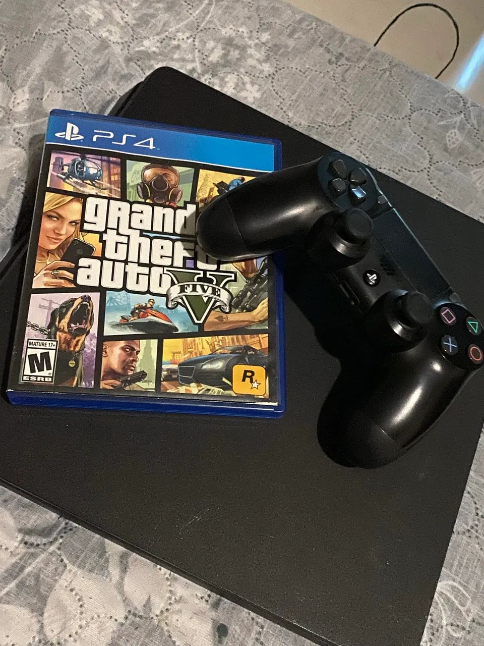 PS4 Slim com controle e GTAV 
