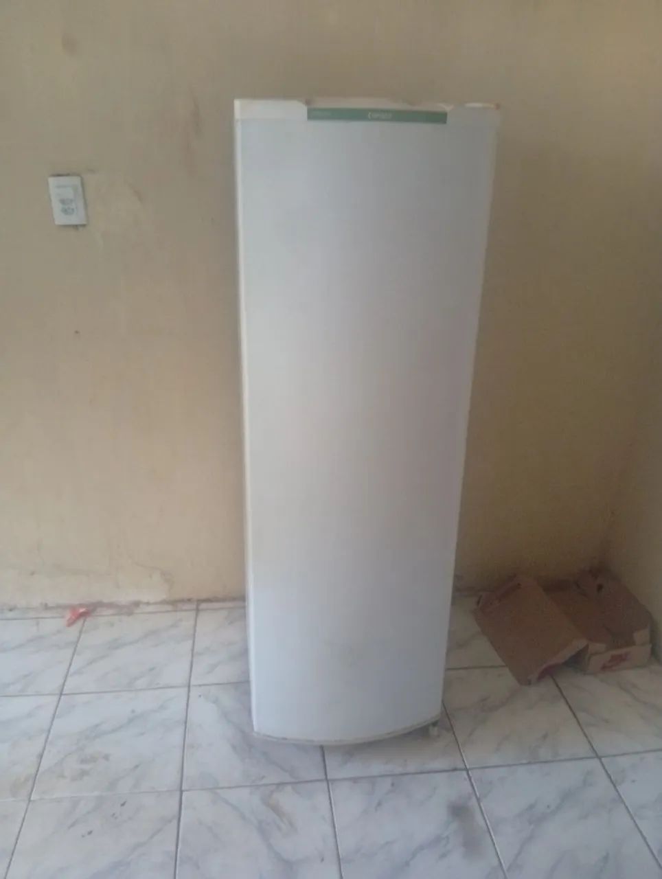 Geladeira pálito semi nova 