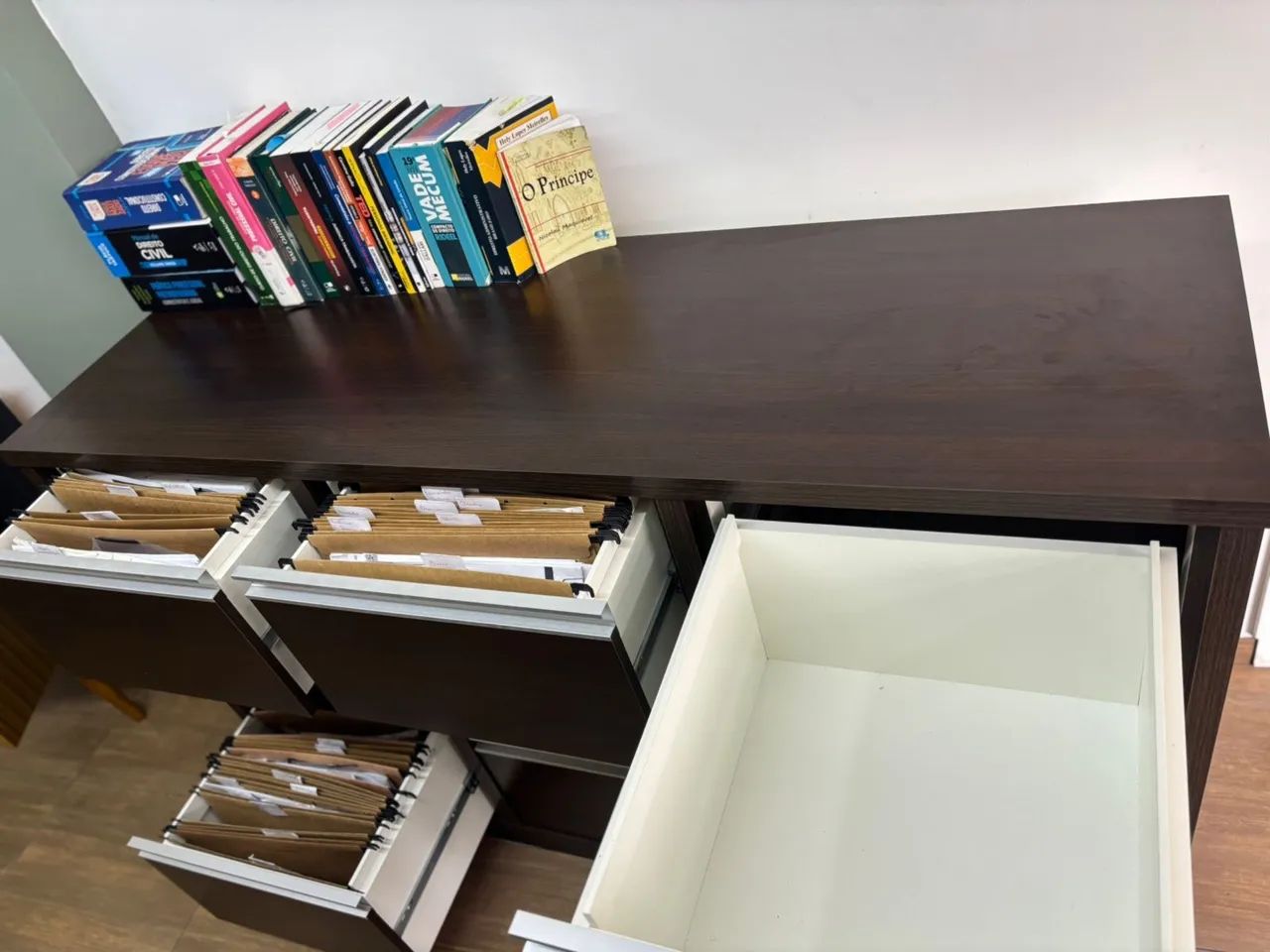 Armário em ótimo estado! Organiza tudo em escritório 