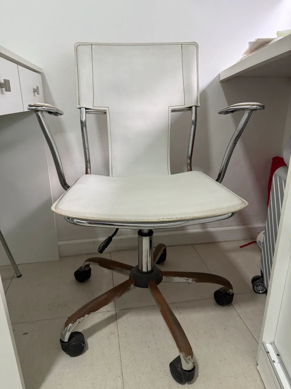 Duas Cadeiras Escritório Brancas - Foto 2