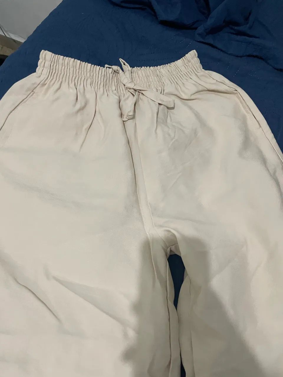 Calça bege. - Foto 2