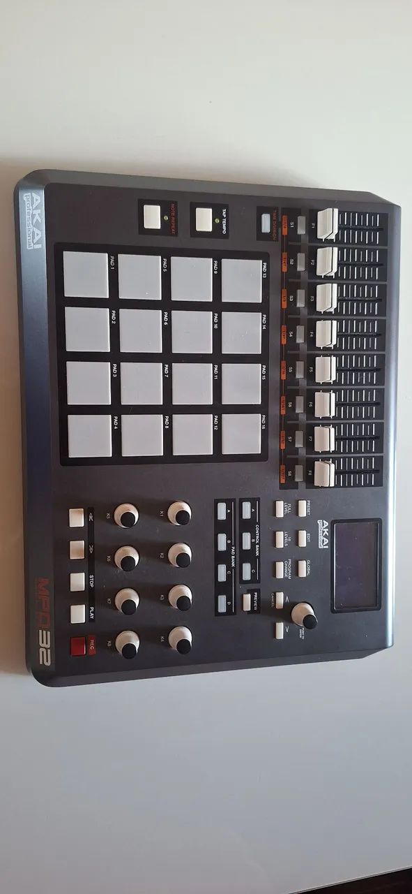 MPD 32 AKai semi nova