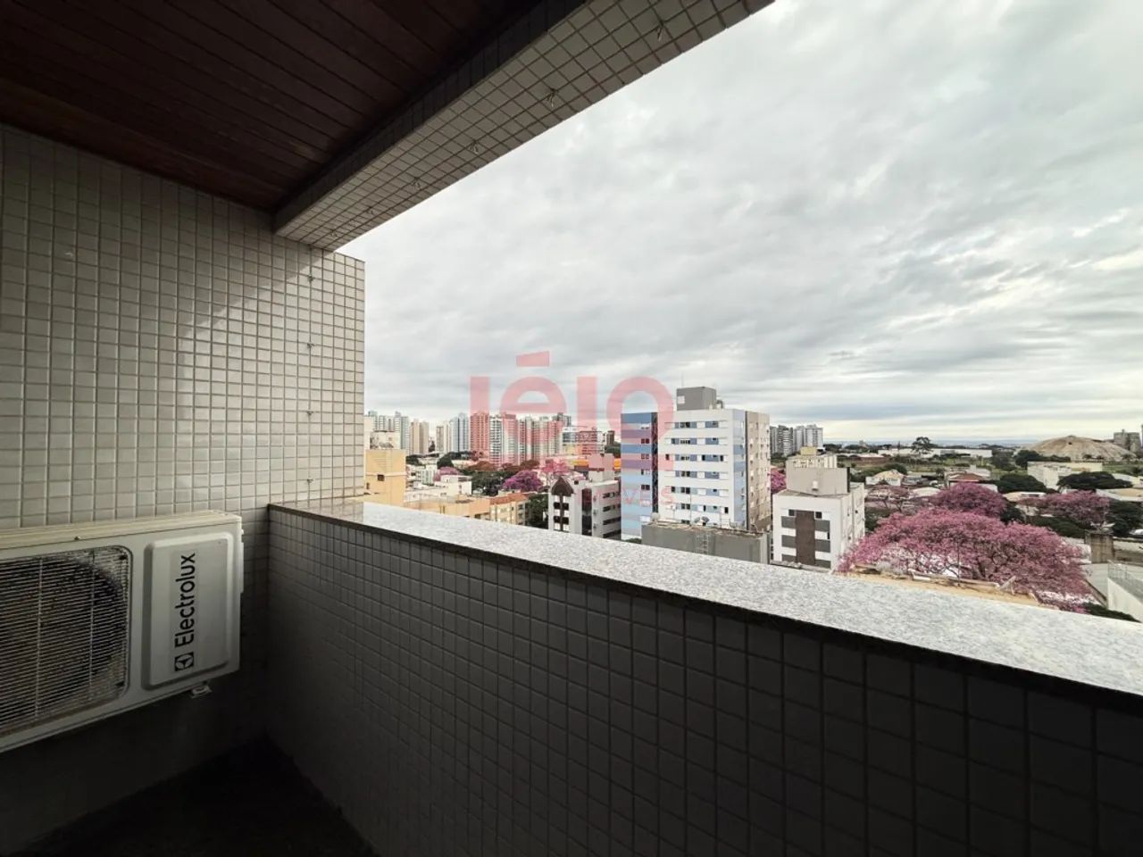 Apartamento para alugar na Zona 03 em Maringá, com 3 quartos, suíte, sacada e 2 vagas - Foto 5