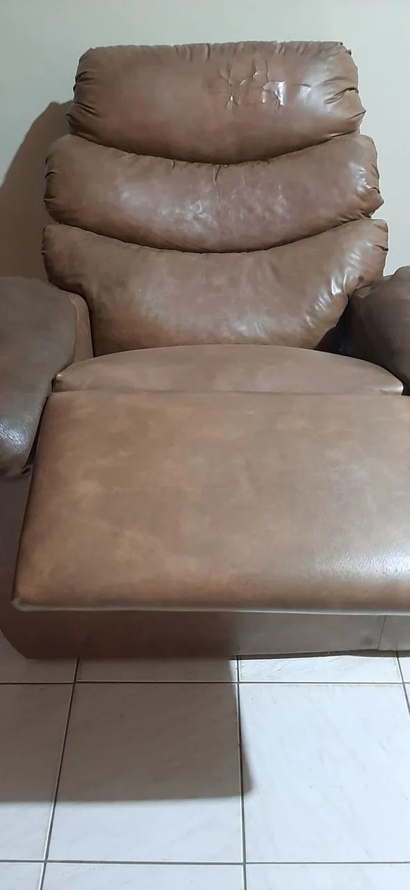 Vendo poltrona em couro legítimo.... - Foto 2