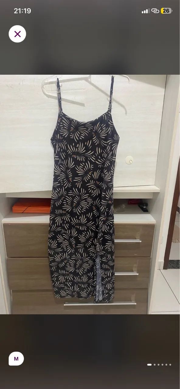 Vestido casual com fenda 
