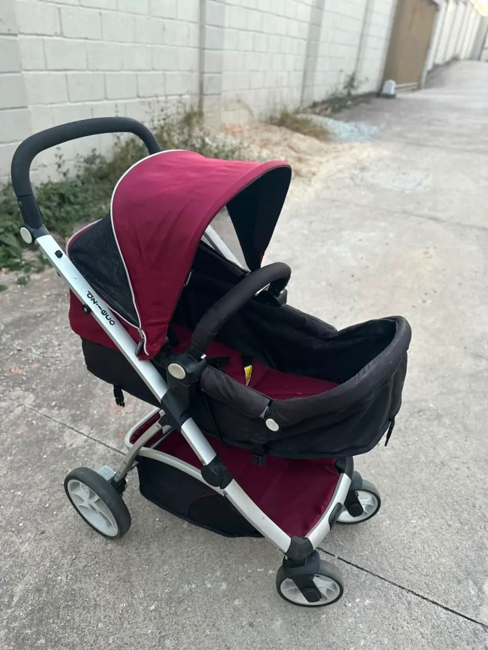 Carrinho de bebê com bebê conforto  - Foto 2