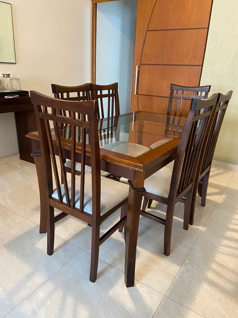 Mesa de madeira com 6 lugares