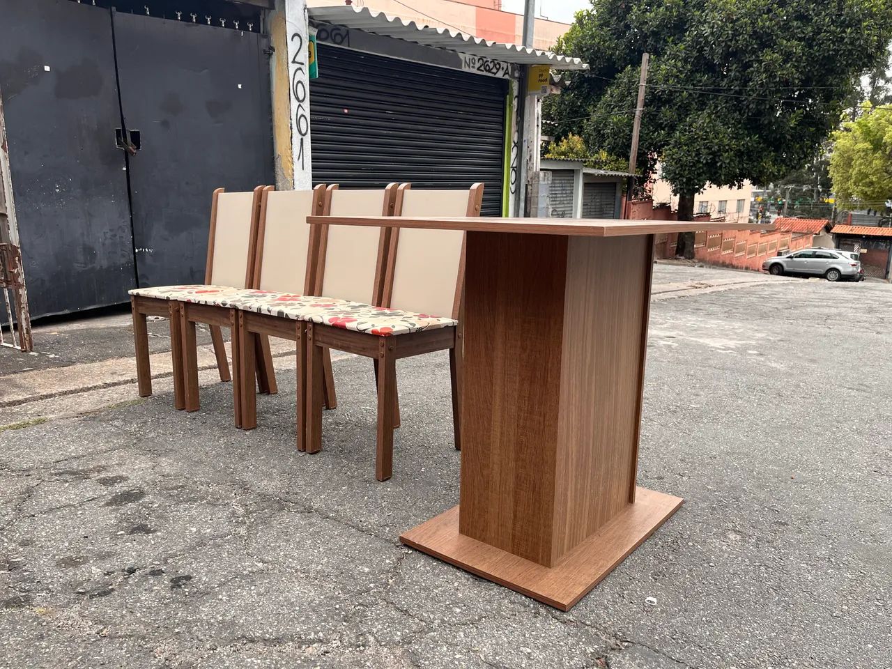 Conjunto mesa e cadeiras