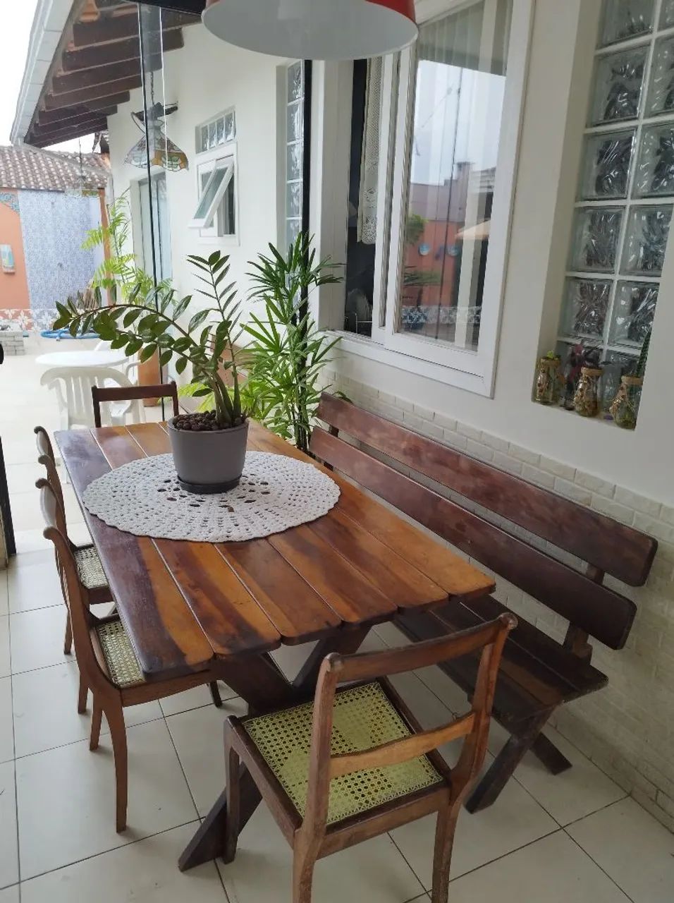 Mesa e bancos em madeira de lei canela - Foto 2