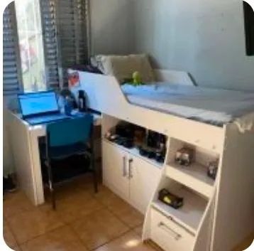 Cama com escrivaninha usada 
