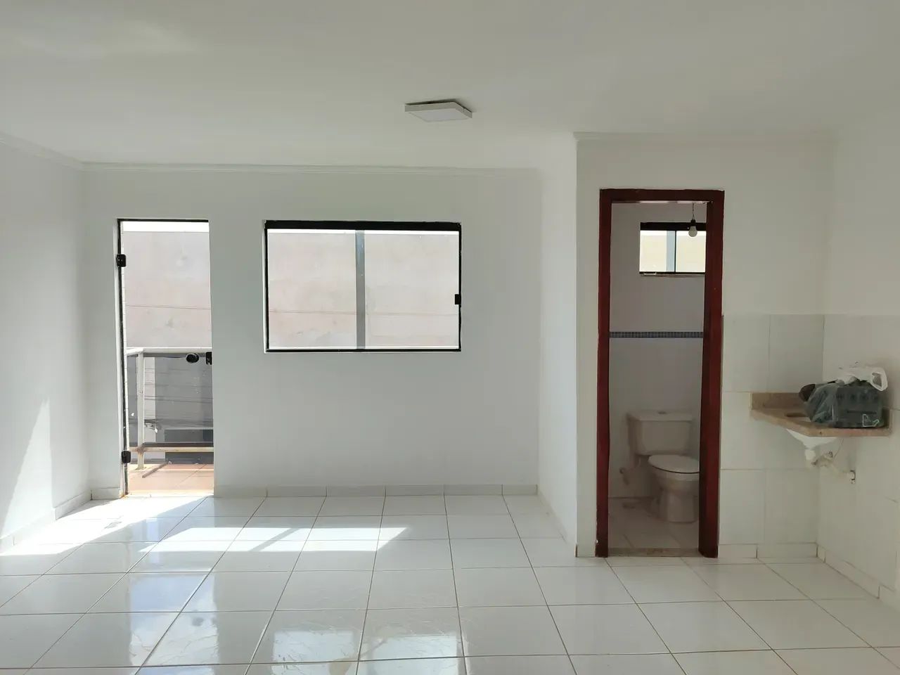 Sala comercial para aluguel com aproximadamente 45m² e 2 banheiros, próxima ao centro de V