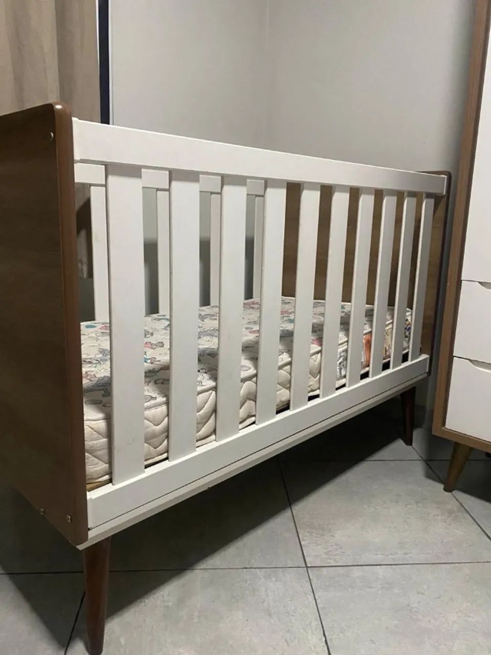 Berço que vira cama + colchão 