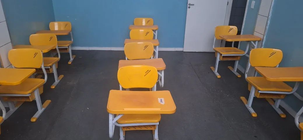 Carteiras escolares usadas