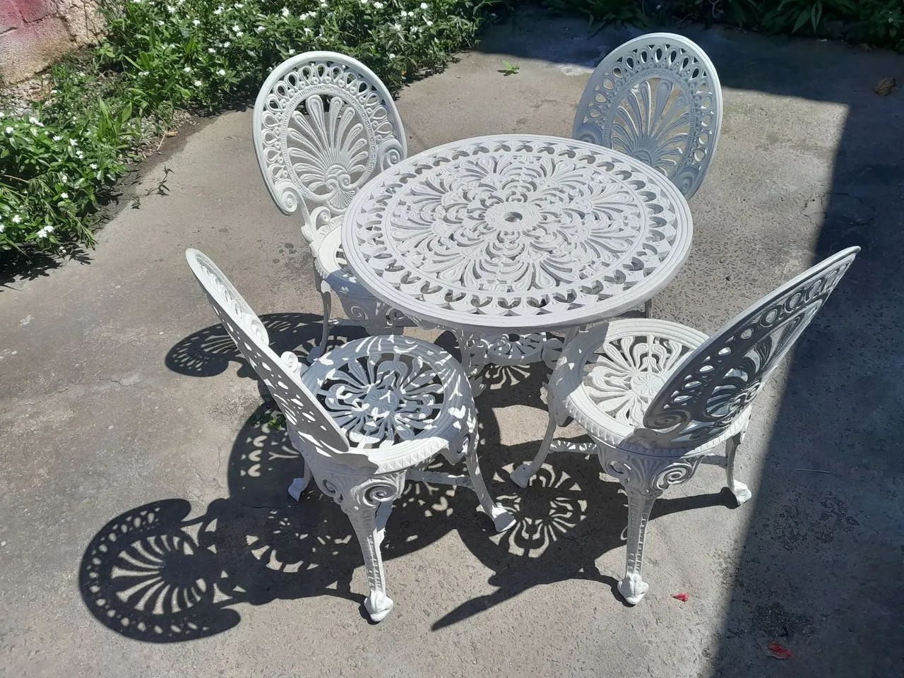 Conjunto de mesa e cadeiras