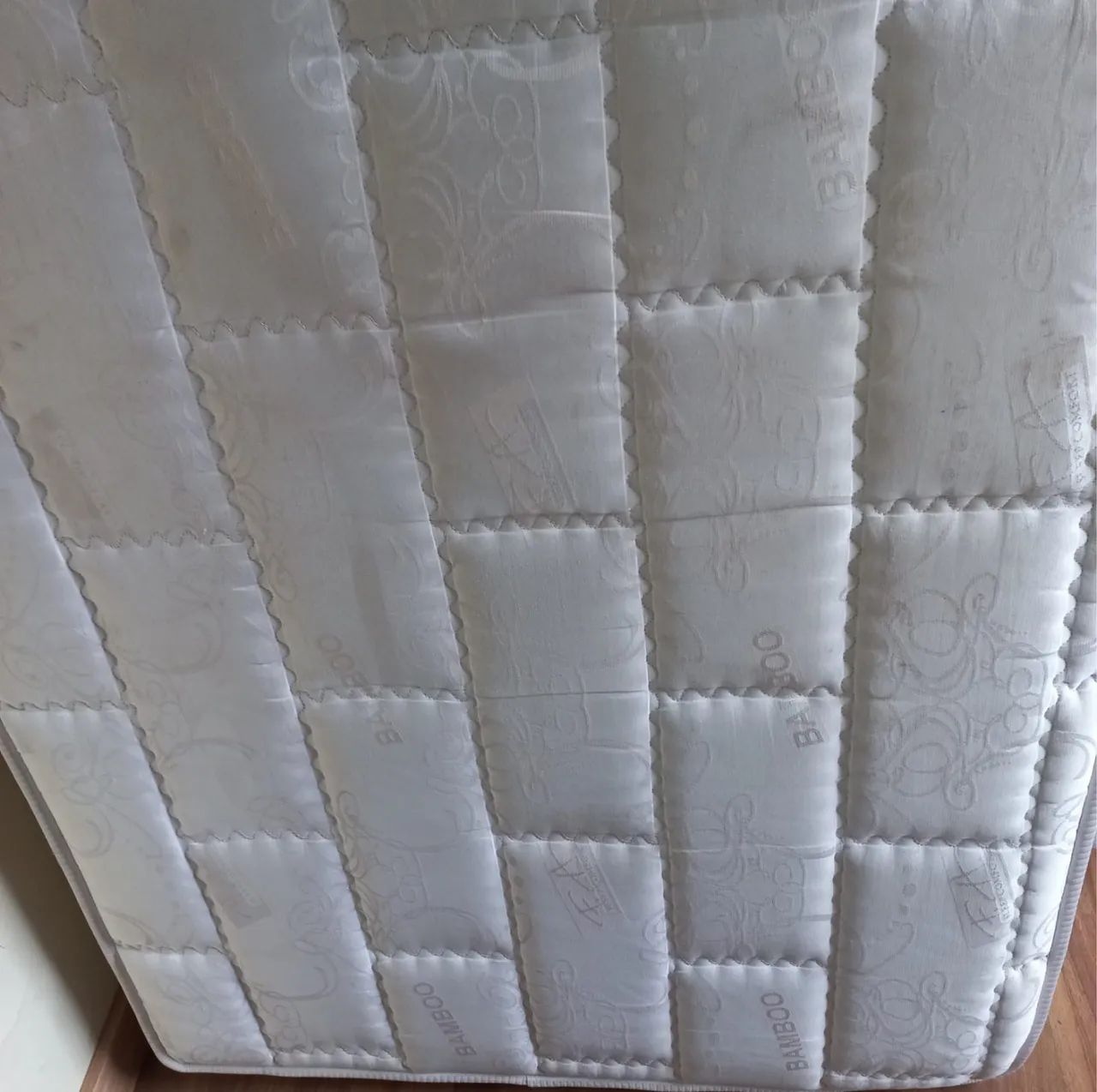 Vende-se cama de solteiro 
