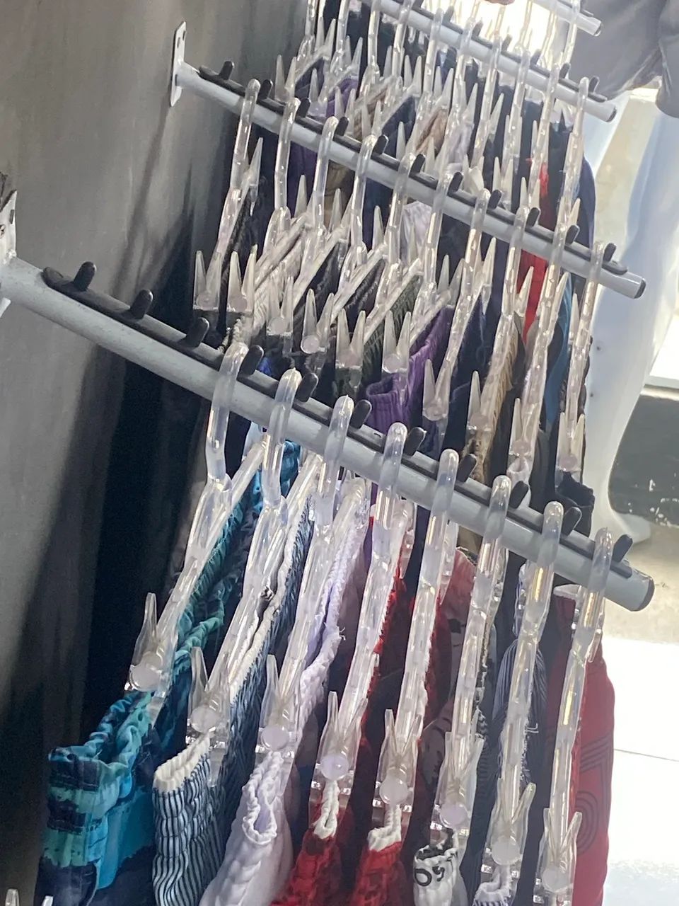Arara de parede para roupas unitário 
