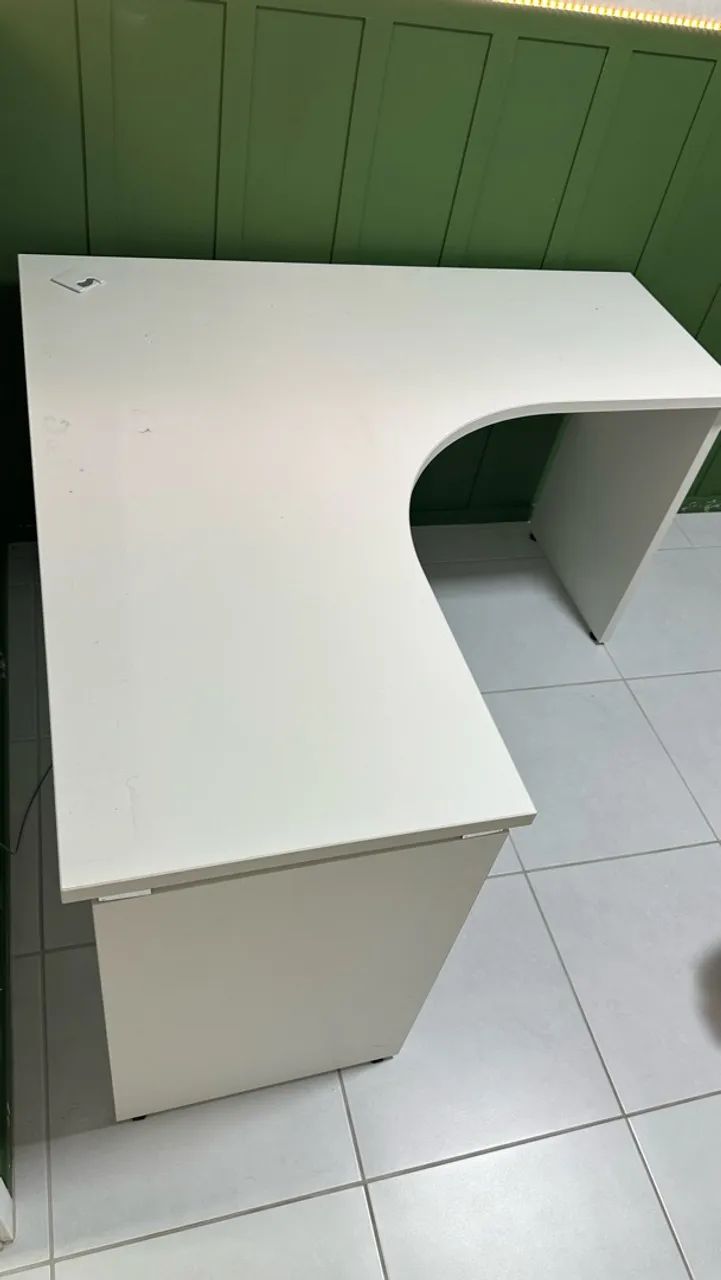 Escrivaninha com tomada