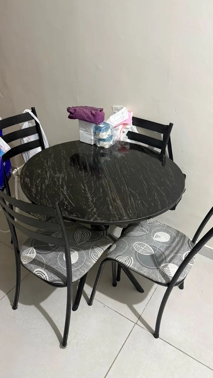 Mesa com tampo de pedra + 4 cadeiras - Foto 3