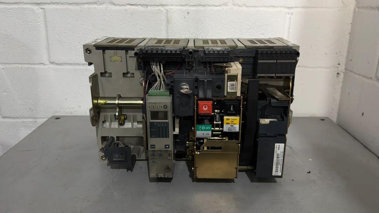 Disjuntor Aberto 4p Schneider Masterpact NW16 H1 1600A 65 KA Micrologic 2.0 - Foto 2