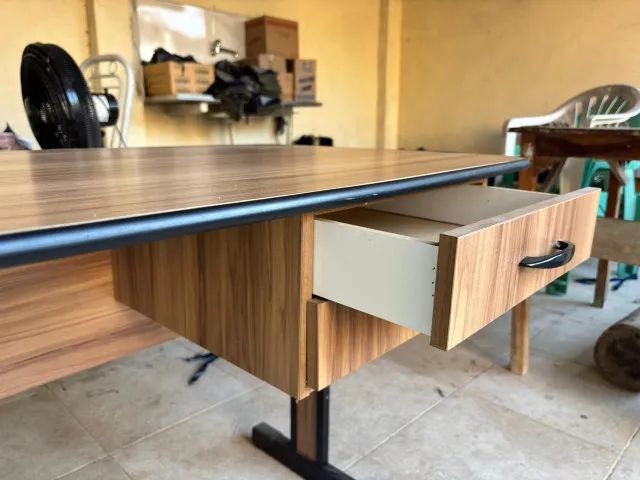 Mesa de Escritório em Madeira com Estrutura de Ferro e Gavetas - Foto 2