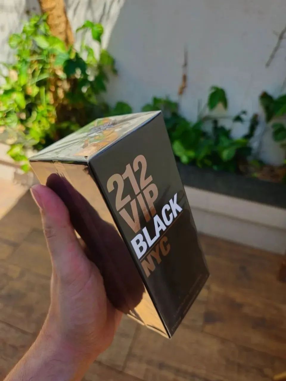 Perfume 212 VIP Black Eau de Parfum 100 ml masculino Original Lacrado - Foto 2