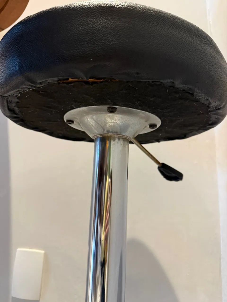 Banqueta Alta Giratória Cromada com Regulagem de Altura, Estofada Preta - Foto 2