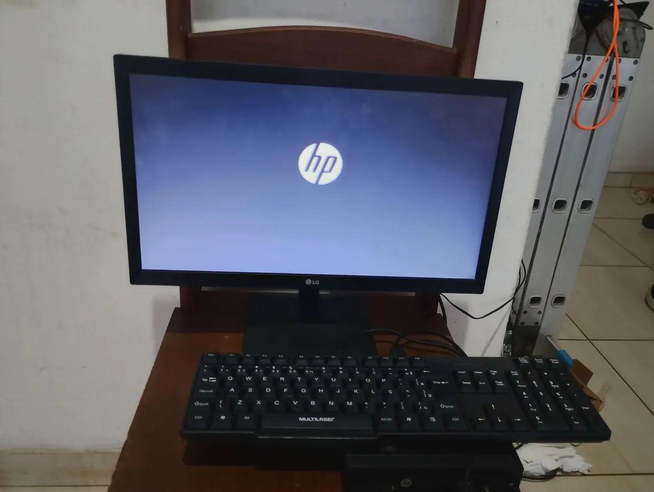 Monitor lg 20 polegadas led entra HDMI e VGA fone de ouvido funcionando perfeitamente  - Foto 4