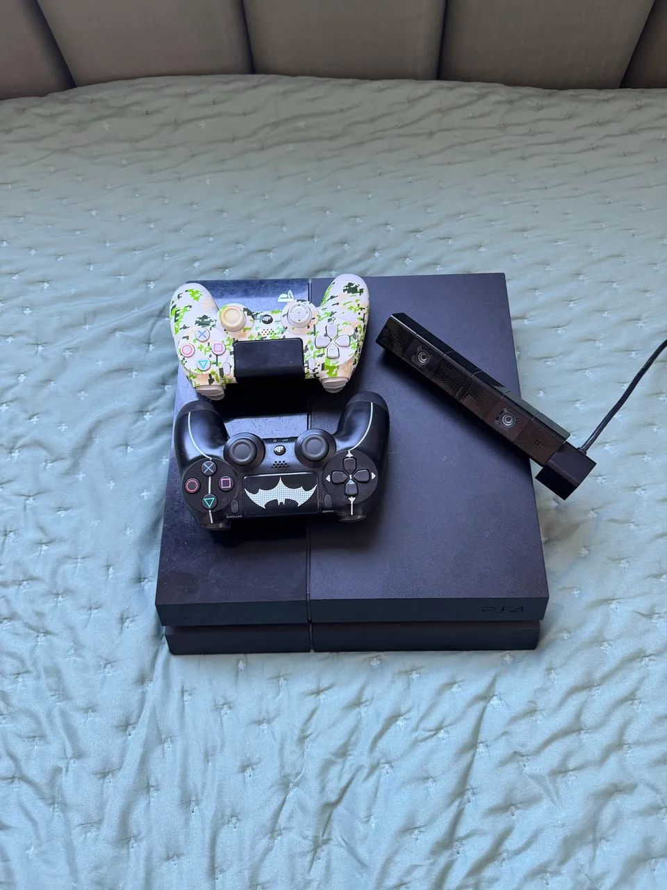 PS4 fat com camera original e dois controles e conta logada
