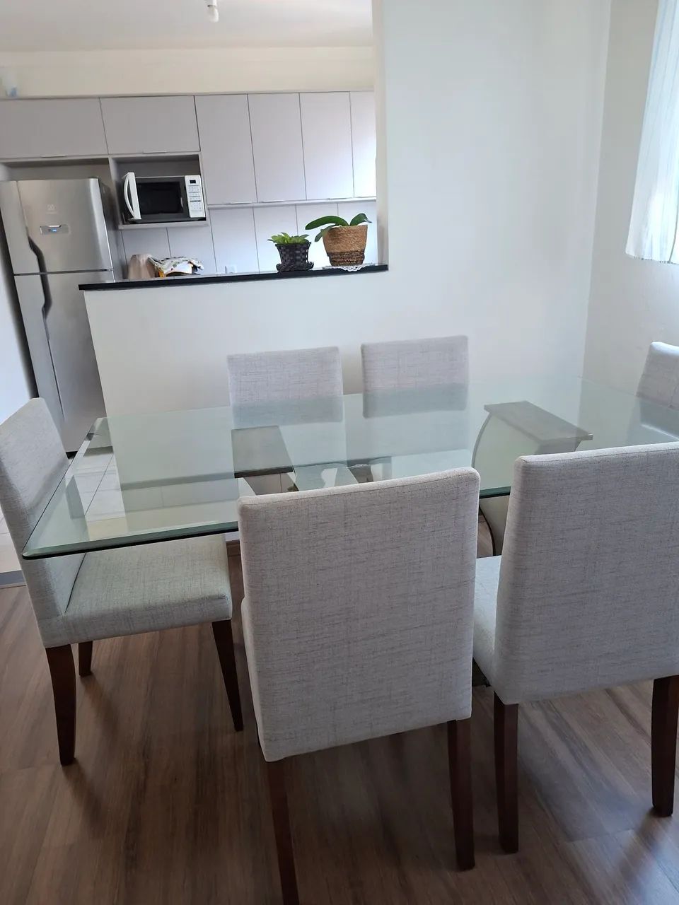 Mesa de jantar com 6 cadeiras de tecido de linho hipermealizado 