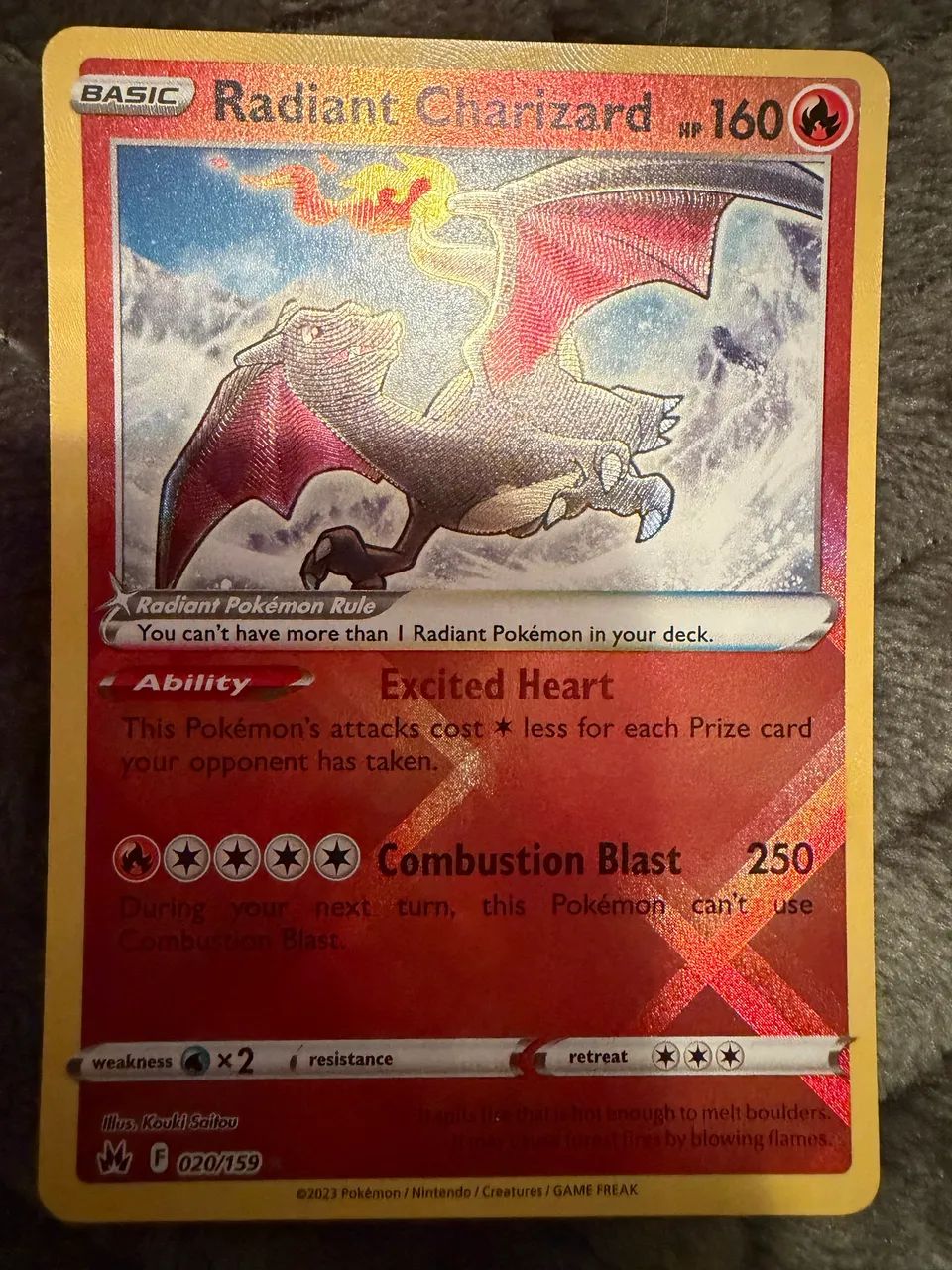 Lote de duas cartas de Pokémon - Radiant charizard e alakazam radiante - Foto 2
