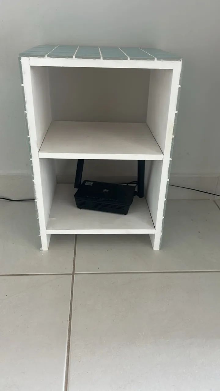 Mesa lateral em pastilha de cerâmica