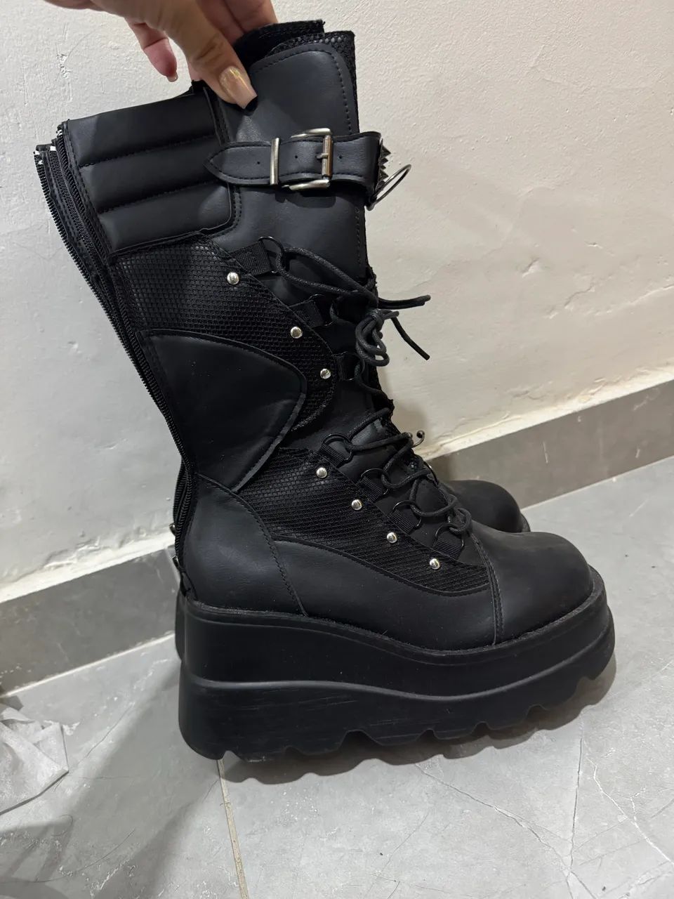 Bota cano longo piercing preta