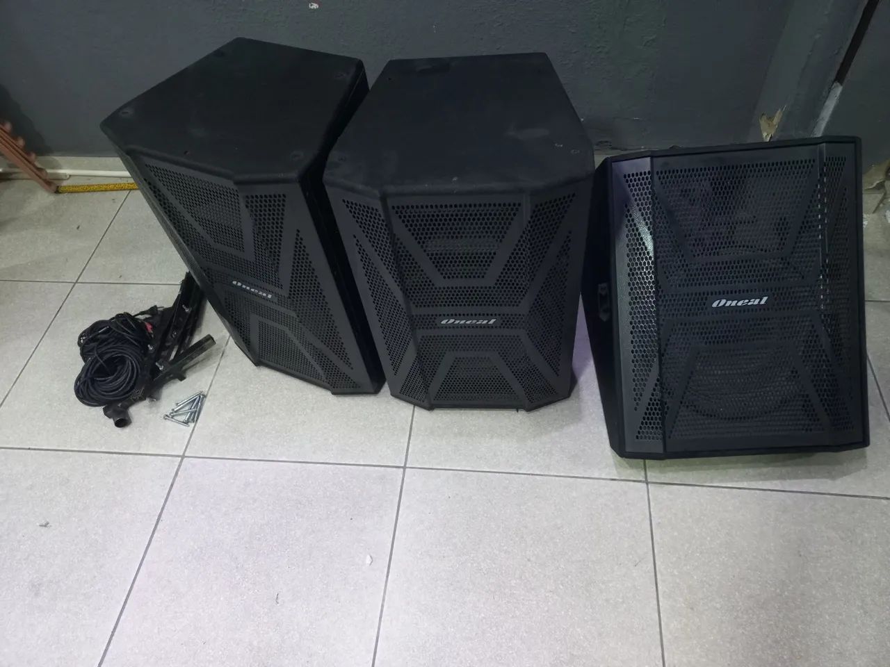 Kit completo de som , microfones e mesa de som .