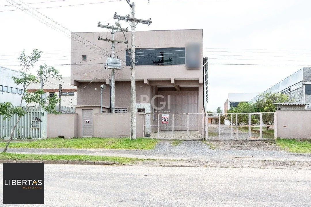 Pavilhão com área construída de cerca de 900m²