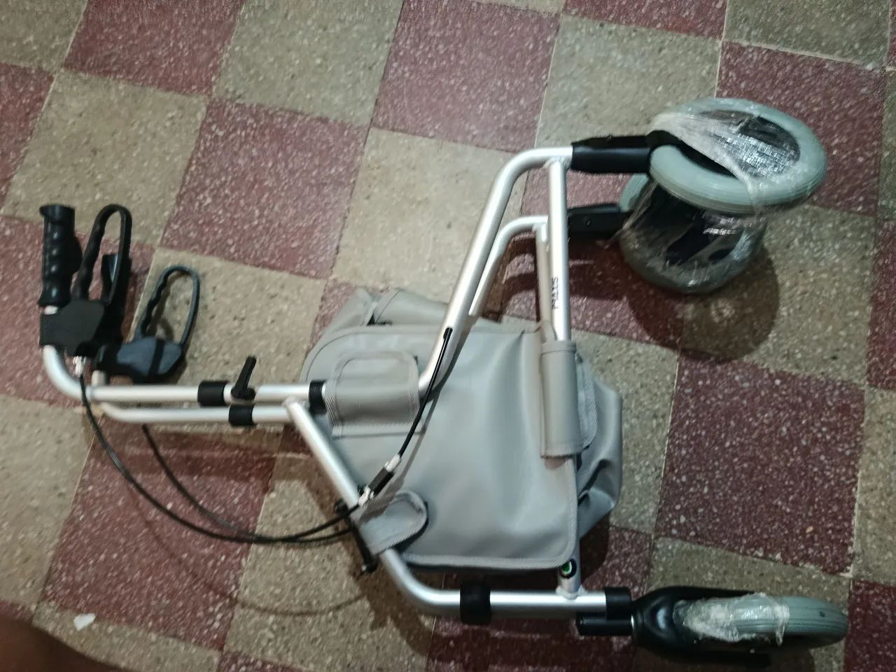 Andador de três rodas  - Foto 2