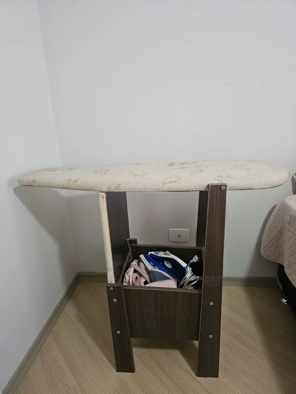 Cadeira com Tábua de Passar Embutida e Baú Organizador - Foto 2