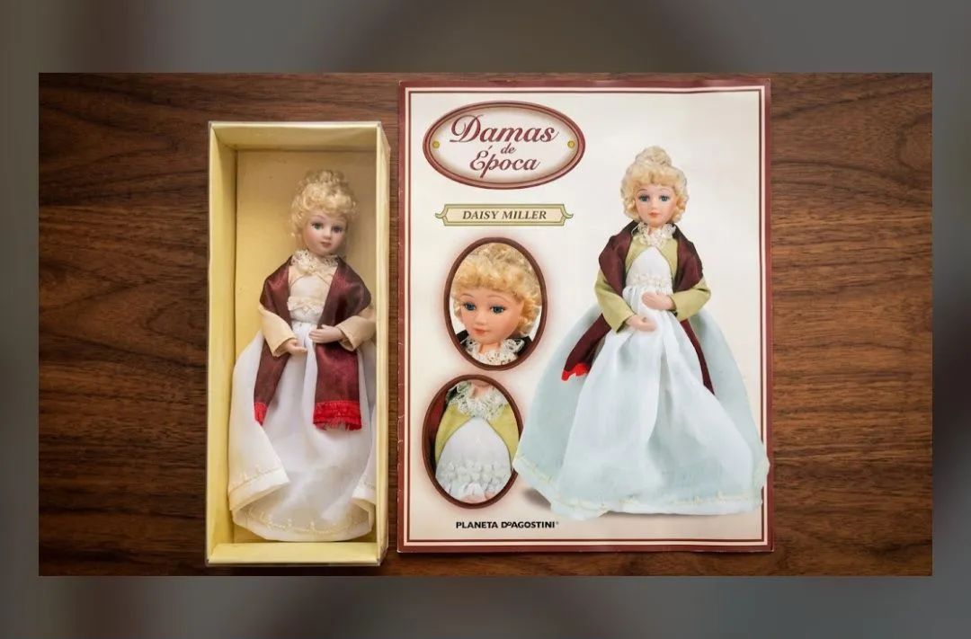 Boneca damas de época rara com fasciculo 
