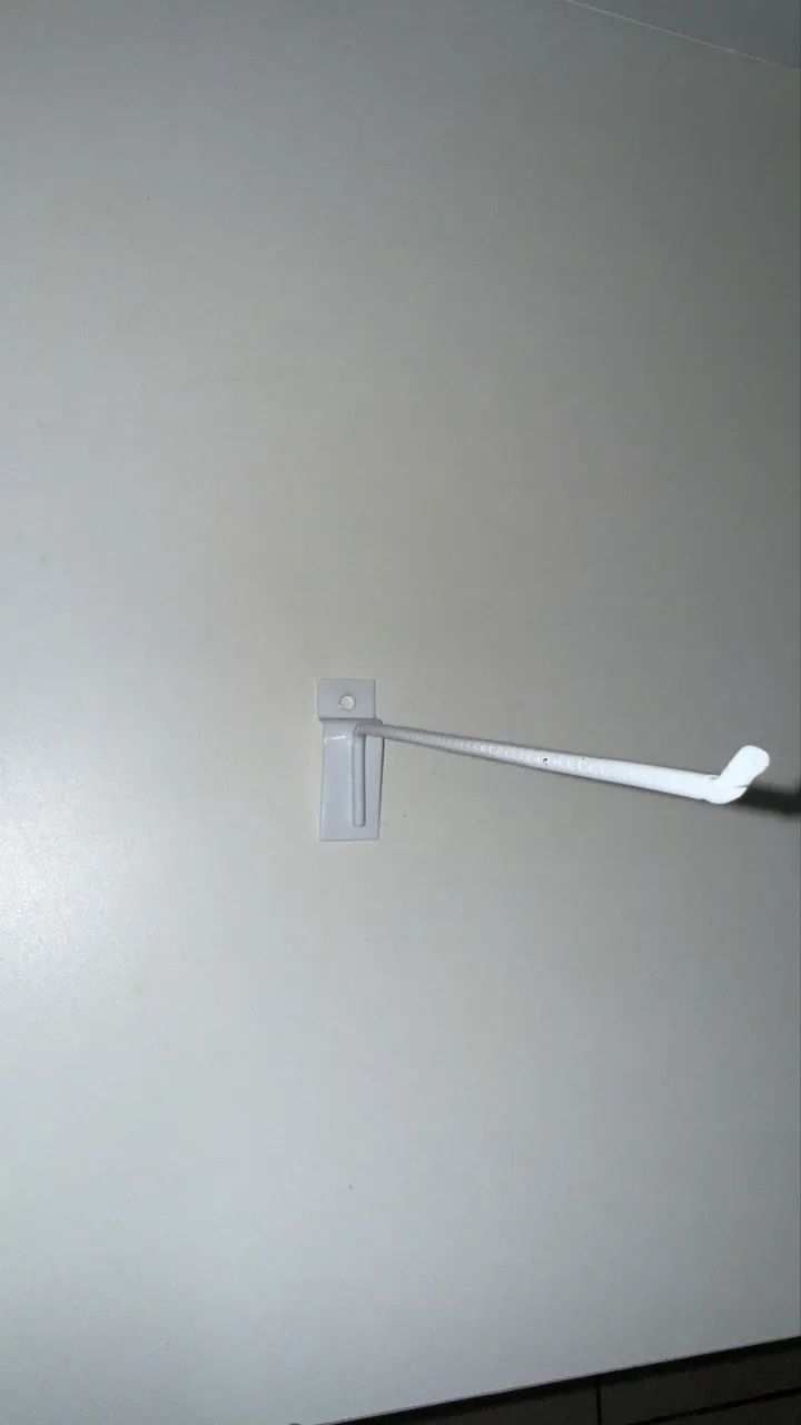 Ganchos para painel canaletado brancos 20cm - Foto 2