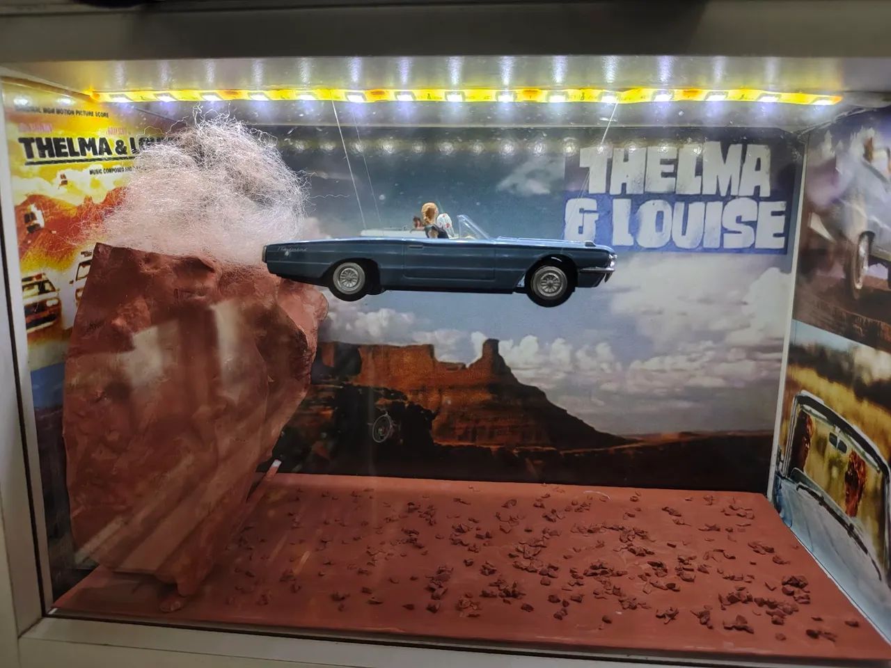 Diorama Thelma e Louise com iluminação, miniatura e figuras.