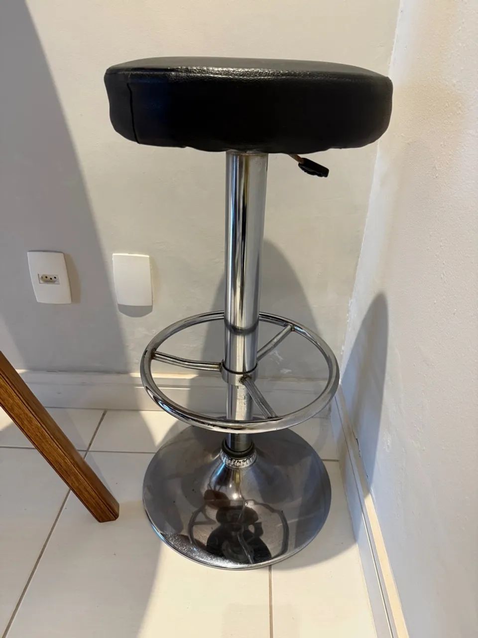 Banqueta Alta Giratória Cromada com Regulagem de Altura, Estofada Preta - Foto 4