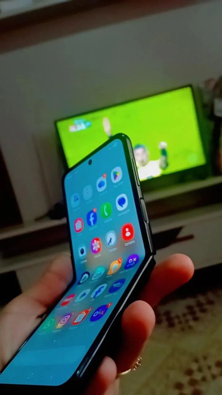 Vendo esse lindo celular Samsung Z Flipe pegando tudo perfeitamente está novo - Foto 6