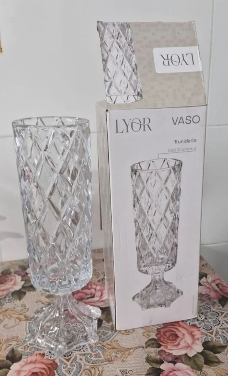Vaso longo em cristais 